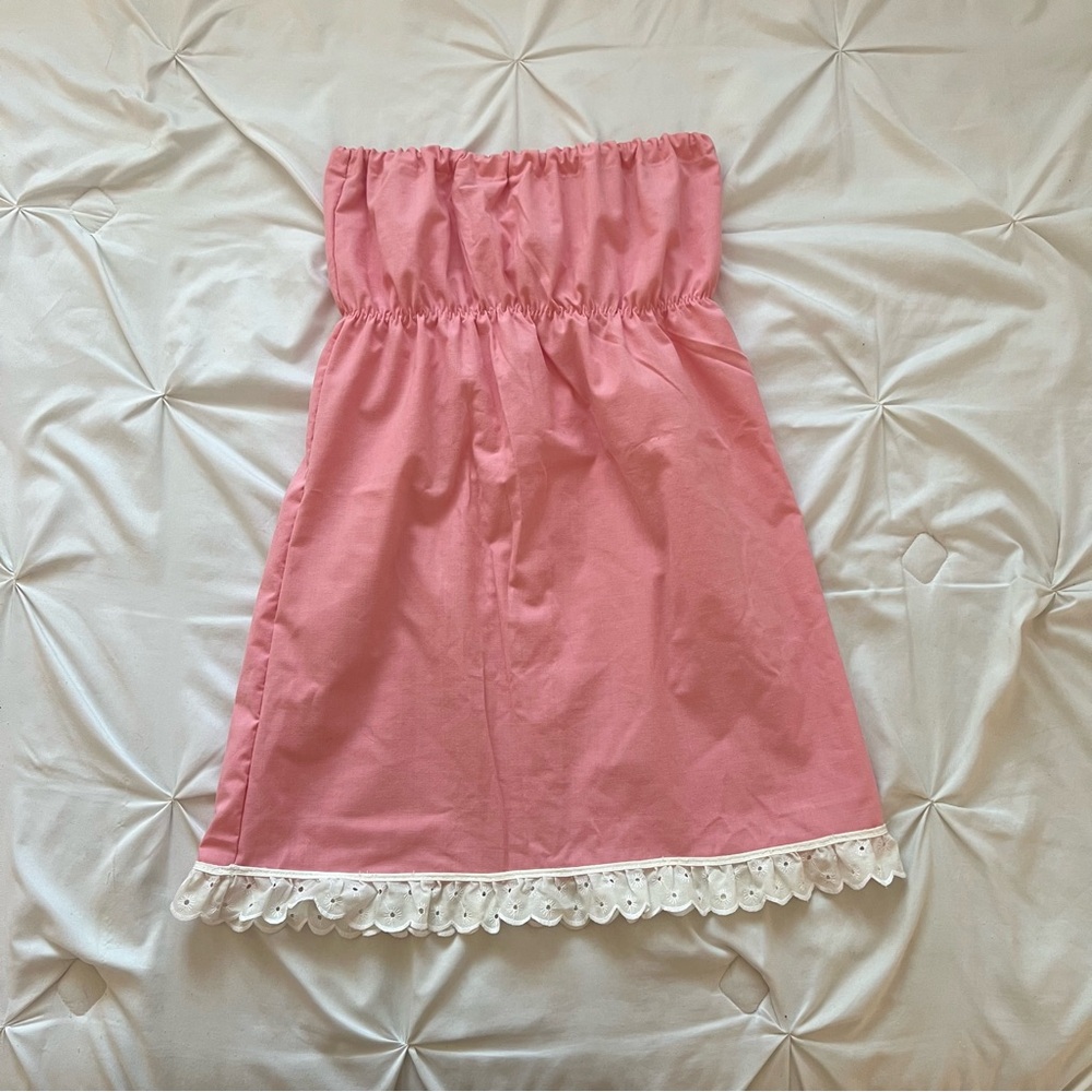 Pink vintage cotton ruched babydoll strapless sundress with white lace trim